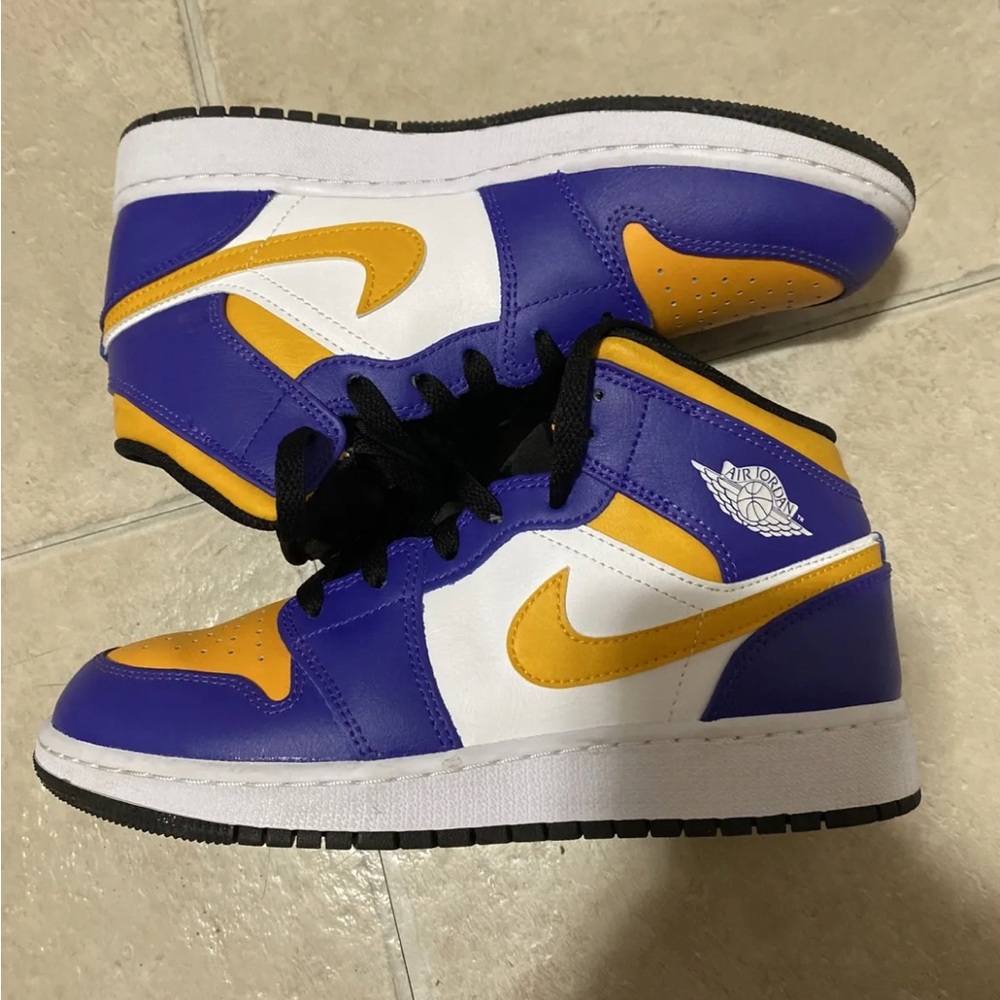 New Size 5.5 youth - Jordan 1 Mid Lakers 2022